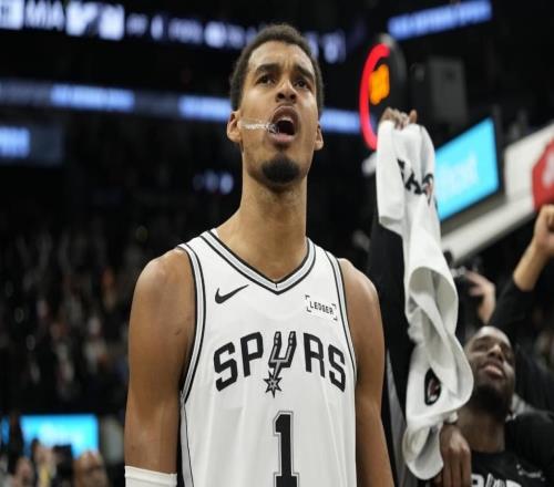 火箭胜马刺！豪取3连胜！谢泼德末节救主轰21分，文班仅14分