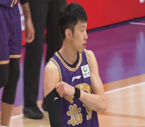 广厦男篮23分大胜北控，全场火力碾压，胡金秋22+7廖三宁9中3！