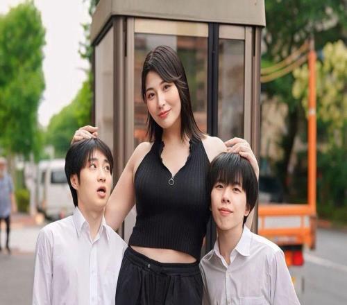 文班赛前热身扣坏了篮筐，马刺全队提前回易服室了