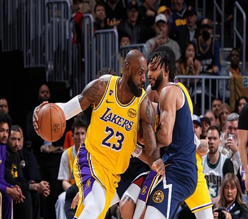 艾顿伤退！湖人16分大逆转，詹姆斯创2大NBA神迹，东契奇大号三双