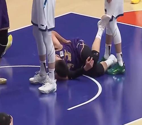 北控彻底被带崩！空位打铁，防守纯送，朱松玮还受伤，现场喊下课