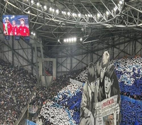 友好，对阵利物浦前马赛主场看台打出致敬披头士的TIFO