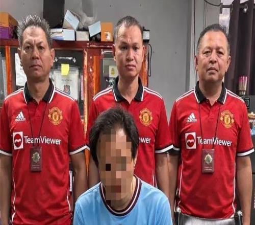 太阳报：泰国一名曼城球迷被捕，警方晒照穿曼联球衣和他合影