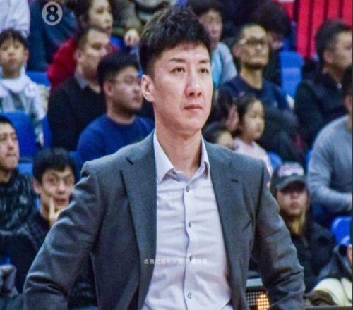 下昼四点！传出重磅新闻：CBA冠军队主帅告退，球迷：36计走为上