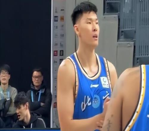 范子铭：今天开赛前压力挺大第四节拼抢篮板球更多是本能反应