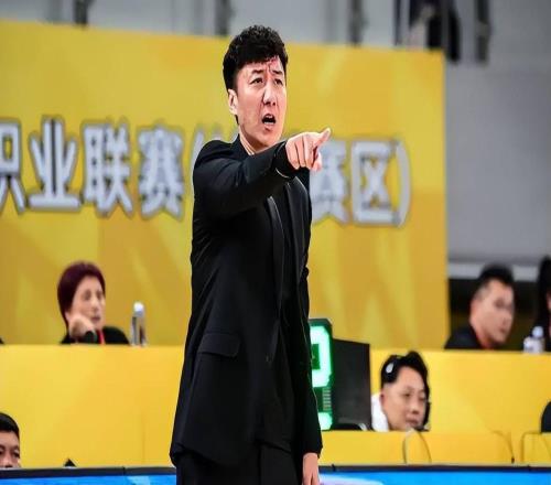 疯狂一夜！一场比赛7技犯，深圳击溃山西，前CBA冠军惨遭18连败