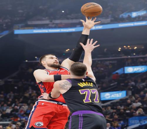 摧毁湖人！怒砍18分19篮板！这才是洛杉矶第一中锋