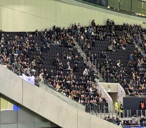 现场球迷减少，电讯报：热刺的豪华主场和糟糕表现形成了反差