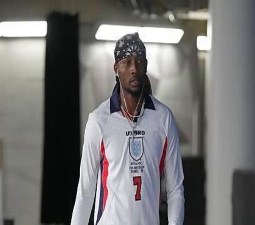 这球衣帅，库明加赛前身着贝克汉姆英格兰球衣进入球馆