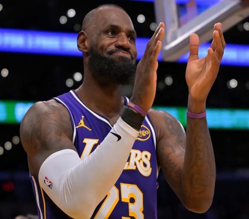 NBA今日里程碑！大帝超越大梦，哈登超越一哥，老詹2600记三分球