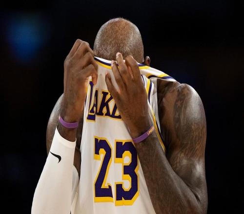 末节追分未果，詹姆斯全场19投9中拿下23分5板6助，正负值7