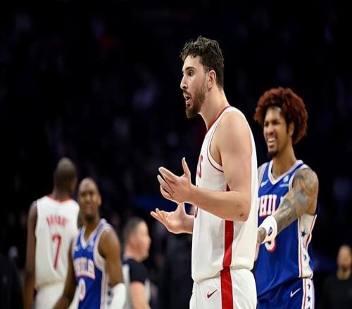 明明场上效果如此糟糕，结果火箭却还让他在关键时刻留在场上