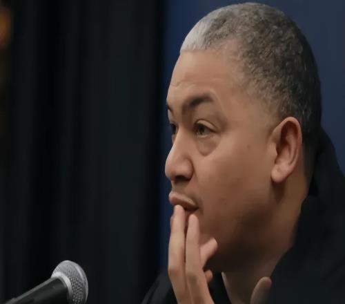 胜湖人！泰伦卢采访沮丧不满判罚，多人爆赞祖巴茨，小卡主动担责