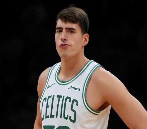 NCAA顶级中锋，却用了5年成为轮换，如今场均7+4，他是小杨的榜样