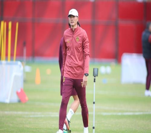 体坛联播国米让二追六大胜领跑意甲，国足战平俄超劲旅