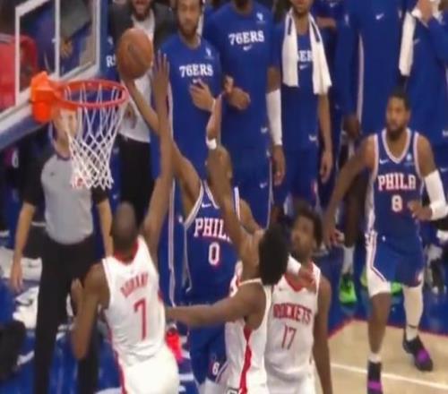 马克西绝杀上篮遭杜兰特封盖，但回放显示应是干扰球