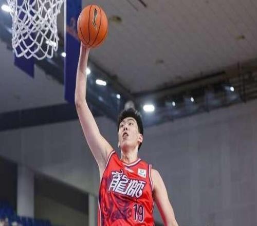 牛逼！10中9砍24分14板2帽，被广东弃用之人又爆发，网友真争气