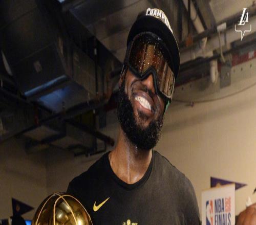 球探：湖人在科比末期一塌糊涂！他们在詹姆斯加盟前就是个笑话！