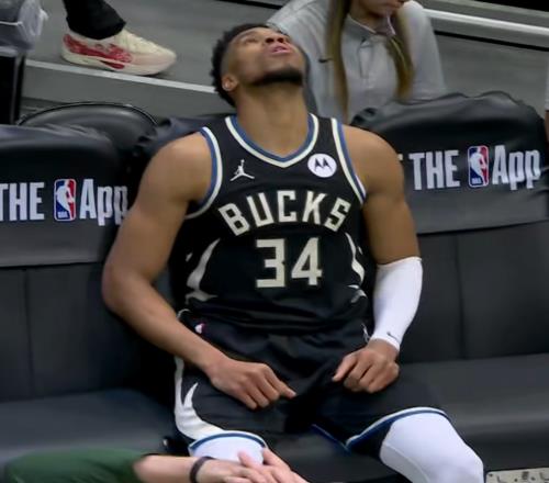 字母哥太惨了！摆烂消极比赛想被交易，最后30秒却受伤了，破防了