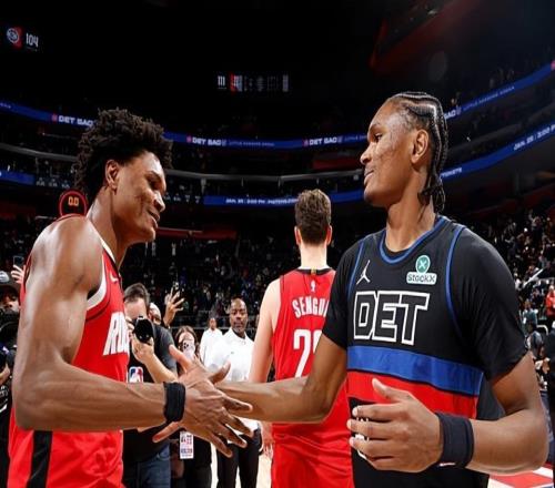 传球能力进步了不少，难道是双塔战术阻碍了火箭后场新星的发展