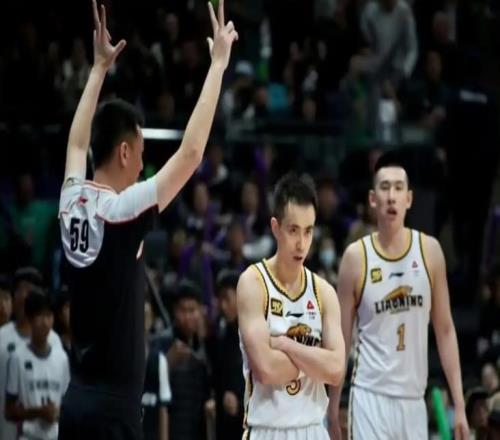 辽篮三连败被打崩溃赵继伟赛后拒绝与山东握手：输球又败人品