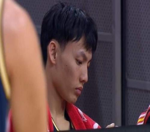 火爆！67次犯规，4人被罚下，杜锋吃T，广东完胜，徐杰6投1中哑火