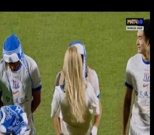 传递赛场友好，莫斯科迪纳摩向申花球员赠送民族特色帽子