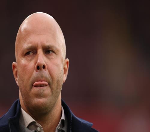 英超5轮不胜领先曼联1分，西媒曝利物浦联系阿隆索，斯洛特危险了