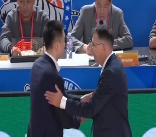 辽宁单节4分惨负新疆引热议！球迷狂刷官媒“输得脸都不要”