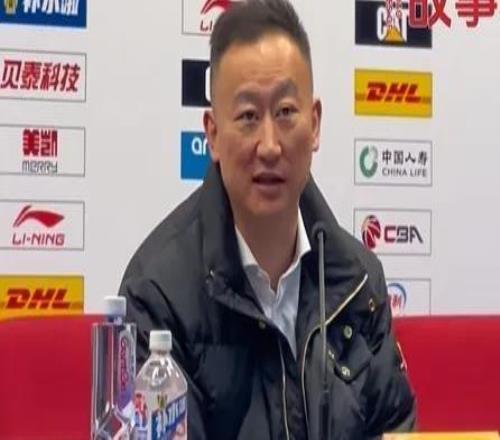 青岛国信：主教练刘维伟因身体不适，今晚无法进行长时间临场指挥，将坐镇替补席