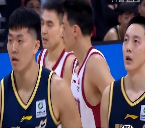 广东对阵山西，40分钟比赛打了两个半小时，球迷：这哪里是打球啊