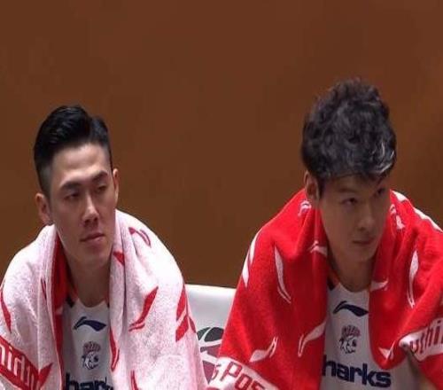 4连胜终结，上海男篮末节连续失误，王哲林14+7卢伟错信1将状态