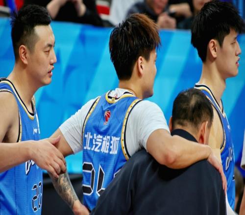 北京伤情更新！赵睿无大碍但腰肌损伤，方硕崴脚缺席12场！