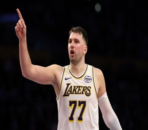 NBA每次打独行侠都来劲，东契奇史上最年轻1500三分先生