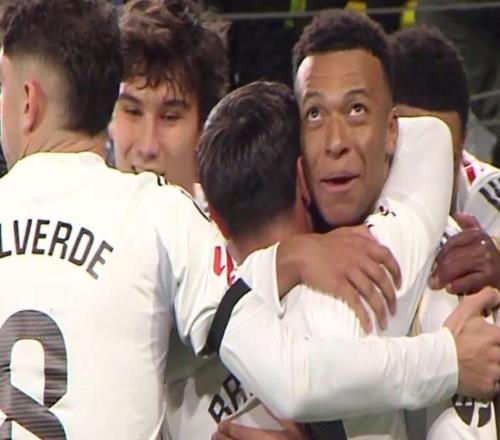 这就是巨星的力量，皇马两个人硬是撕碎了对方六七个人组成的防线