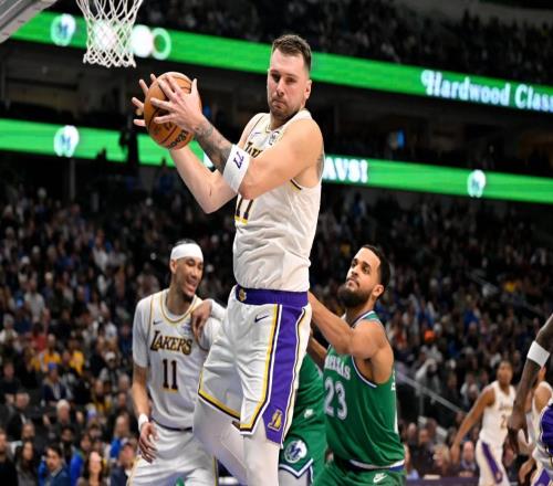 东契奇33+11创两大历史第1神迹，湖人逆转独行侠！詹姆斯末节暴走