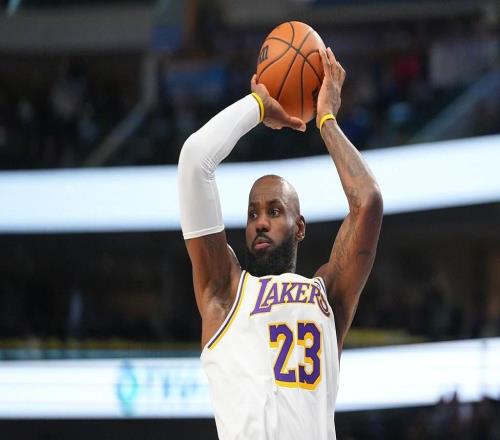 末节11分率队逆转，詹姆斯全场16中8拿下17分8板5助，正负值8