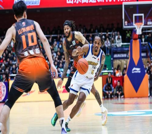 爆冷！山东男篮击溃CBA冠军，布朗爆砍38分，关键1点令邱彪骄傲！