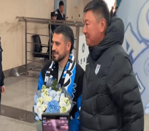 32岁大牌外援顶薪重返中超！引大连轰动英博老总+上千名球迷接机