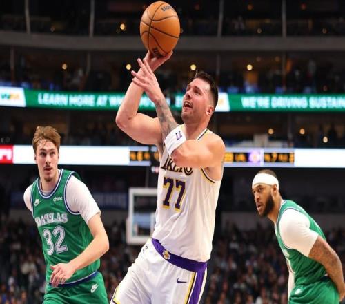 东契奇轰33+8+11迎里程碑！湖人双杀独行侠詹姆斯17分艾顿16中4