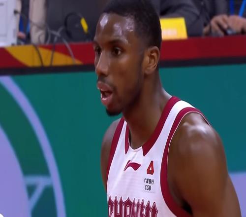 公然挑衅裁判，与观众爆发冲突！山西被广东双杀，迪亚洛或遭禁赛