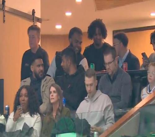 豪华包厢&签名球衣+球鞋！东契奇送老东家独行侠球迷惊喜礼物