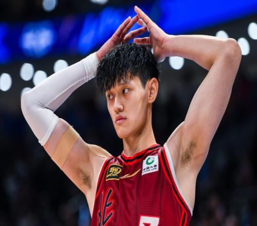 曝曾凡博吃止痛药上场：腰部水肿加剧医生要求暂停比赛治疗