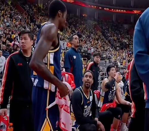 晋粤大战后！迪亚洛惨遭重罚，广东队还要挖人，杜锋招募法耶