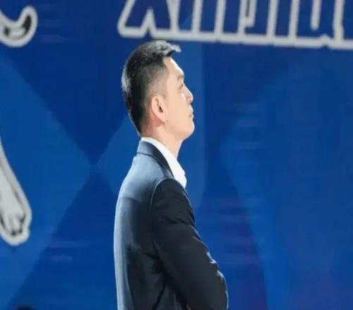 溃败新疆杨鸣发布会直指外援实力问题，杨鸣申请离职冲上热搜！