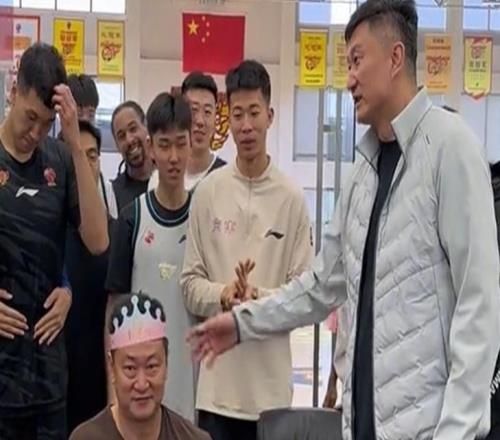 广东为领队庆生！杜锋讲话并获高待遇，全员用力按蛋糕，奎因太坏