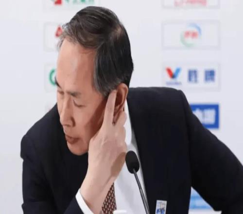 太硬了！翟晓川双腿缠满绷带罚球制胜5人伤停许利民盛赞全队坚韧