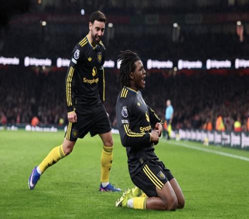 32！30！足坛悲喜夜，枪手遭逆转，曼联冲进前四，巴萨重回榜首