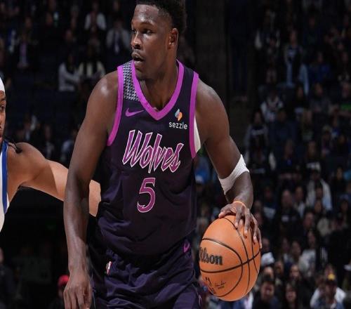 失误太多，爱德华兹20中13空砍32分11板2助8失误，正负值16