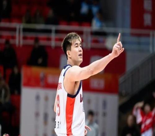 前行无畏丨CBA常规赛第十九轮客场鏖战险胜青岛，斩获三连胜！